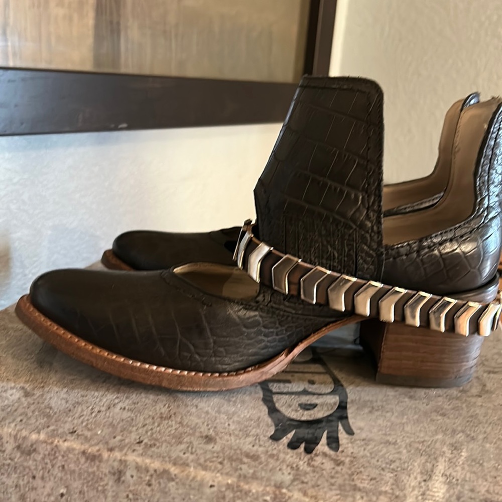 Freebird BN black size 9 blade. I have a box but not original box.